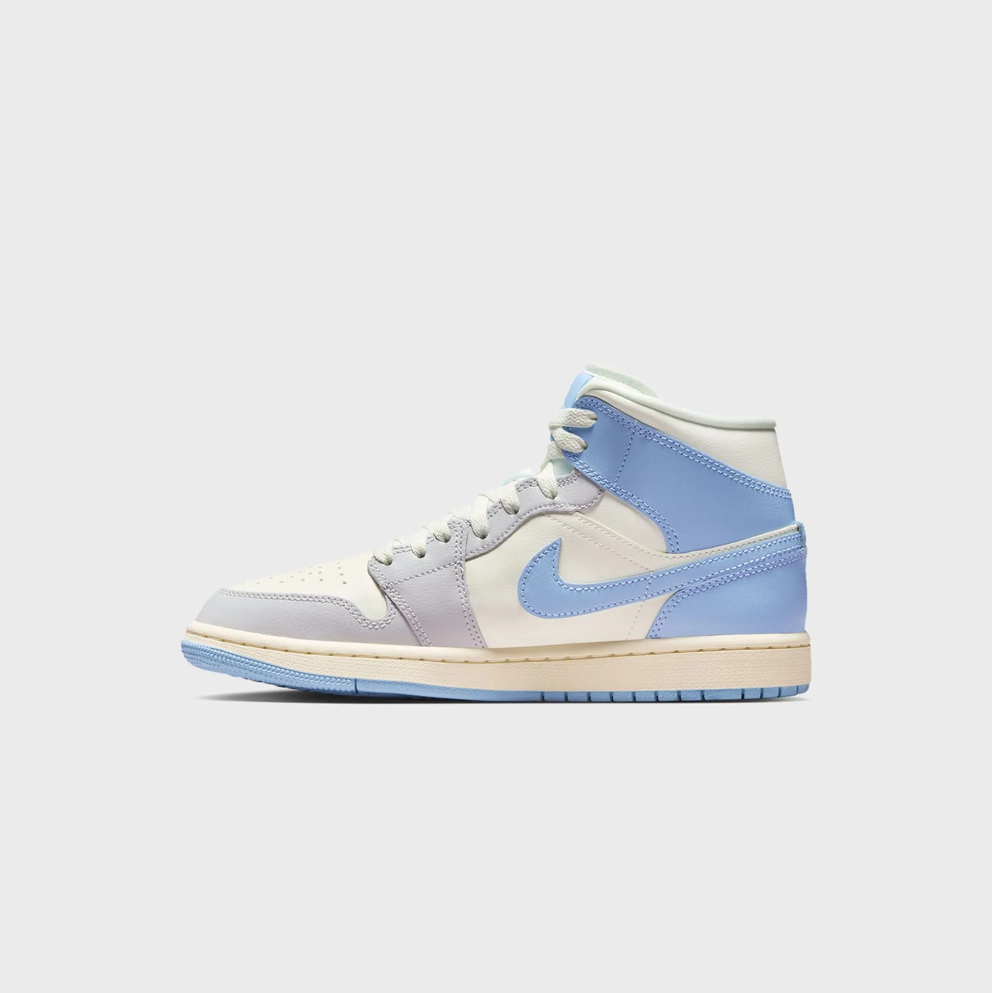 WMNS Air Jordan 1 Mid